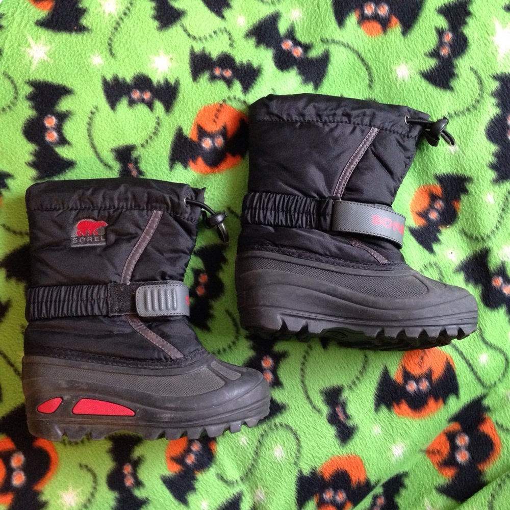 SOREL BOY'S SIZE 10 BLACK AND RED SNOW BOOTS